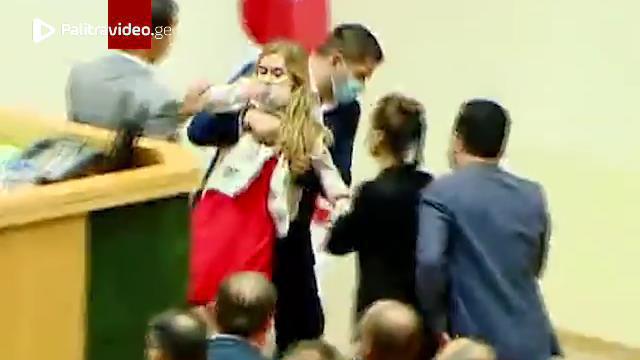 შალვა პაპუაშვილმა თინა ბოკუჩავა ხელში აიყვანა და კახა კუჭავასთან არ მიუშვა - რა მოხდა პარლამენტში