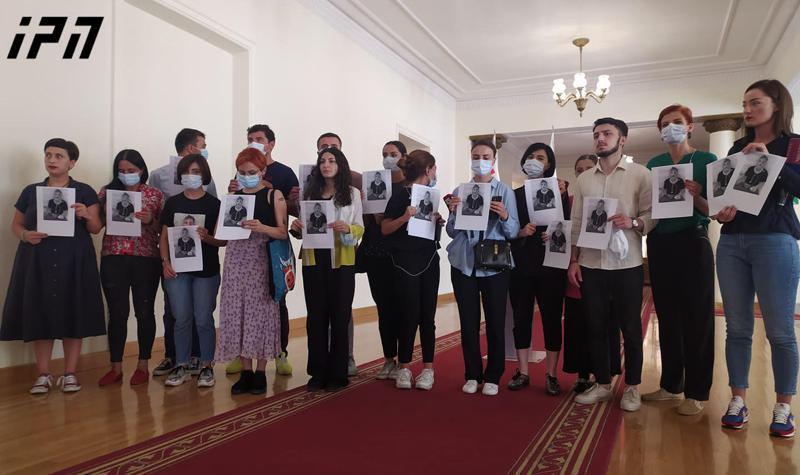 ჟურნალისტები პარლამენტში ლექსო ლაშქარავას ფოტოებით მივიდნენ