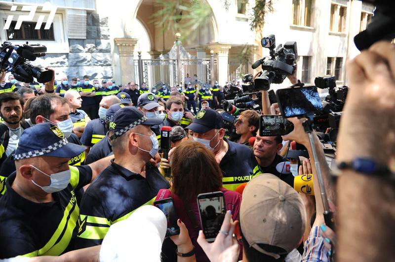 პარლამენტთან კიდევ ერთი დაპირისპირება მოხდა - პოლიციამ გრიგოლ გეგელია და თაზო დათუნაშვილი დააკავა