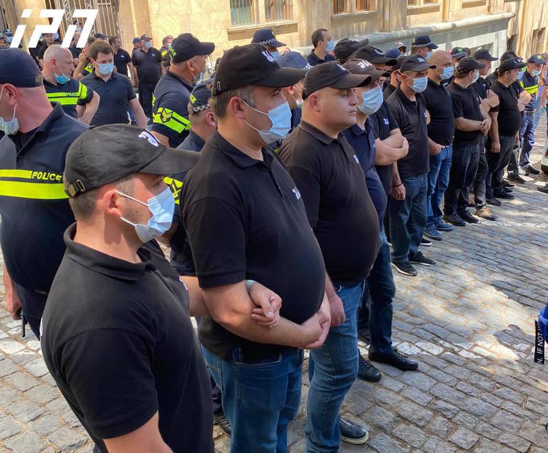 პოლიციამ პარლამენტთან ცოცხალი ჯაჭვი გააკეთა - რა ვითარებაა საკანონმდებლო ორგანოსთან