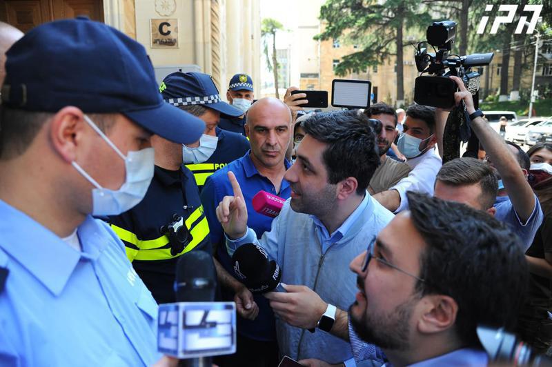 ვახო სანაია შს სამინისტროს თანამშრომელს სიტყვიერად დაუპირისპირდა