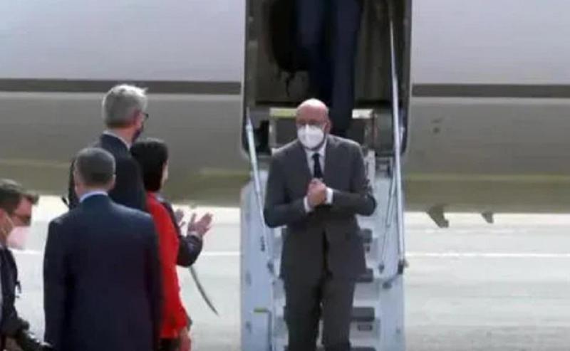 შარლ მიშელი საქართველოშის - მედიის წარმომადგენლები მას ლექსო ლაშქარავას ფოტოებით დახვდნენ