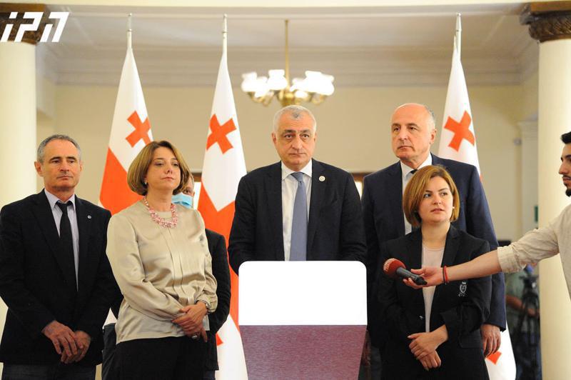 "ბანერი, რომელიც ჟურნალისტებმა გადმოფინეს, სხდომის გაჩერების მიზეზი გახდა, "ოცნება" და მინისტრი გაექცნენ კითხვებს, მათ ეშინიათ თავისუფალი სიტყვის" - მამუკა ხაზარაძე