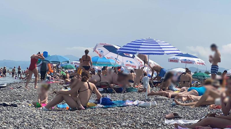 "სანაპიროზე ხალხი ერთმანეთს აზის თავზე" - რა ხდება ბათუმის პლაჟზე? (იხილეთ ფოტოები)