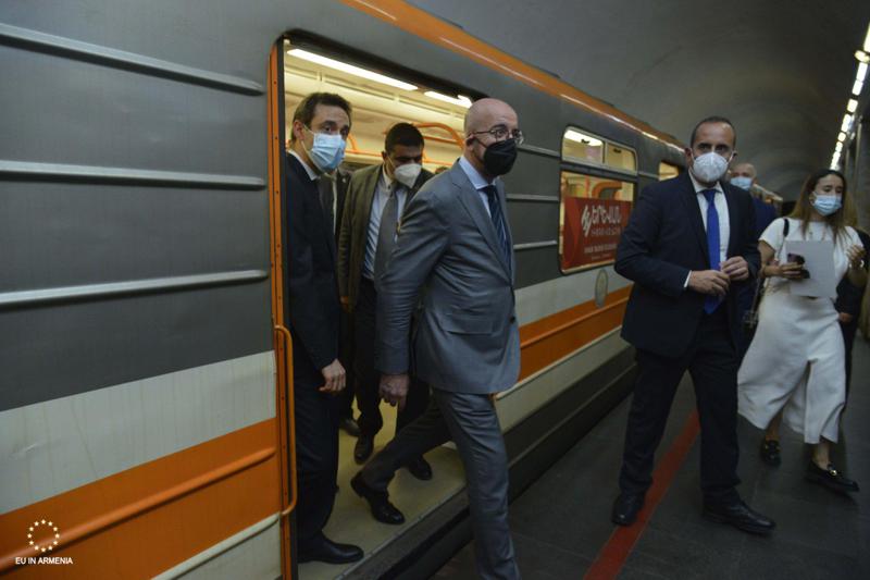 ევროსაბჭოს პრეზიდენტ შარლ მიშელს ერევანში მეტრო დაათვალიერებინეს (ფოტოები)