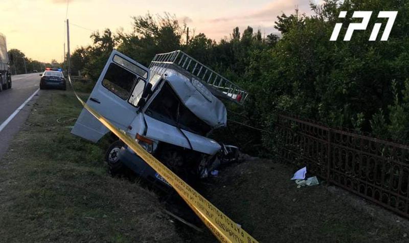 ხობში დიდი სიჩქარით მოძრავი დისტრიბუციის მანქანა გზიდან გადავიდა, ბოძს შეეჯახა და ერთ-ერთი სახლის ეზოში შევარდა - გარდაიცვალა ერთი ადამიანი