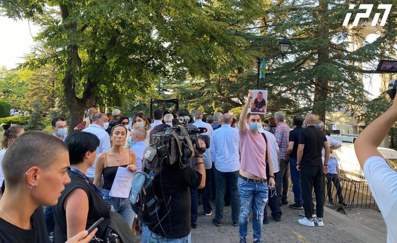 რა ვითარებაა მთაწმინდის პარკთან, სადაც მედიის წარმომადგენლები აქციას მართავენ