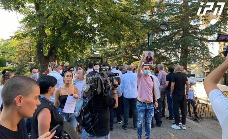 რა ვითარებაა მთაწმინდის პარკთან, სადაც მედიის წარმომადგენლები აქციას მართავენ