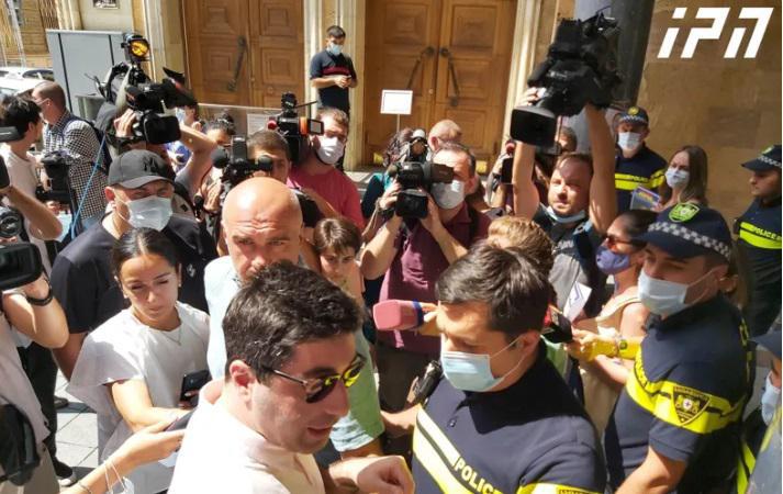 პარლამენტის უკანა შესასვლელთან ხმაურია - როგორია ამ წუთებში ვითარება ადგილზე