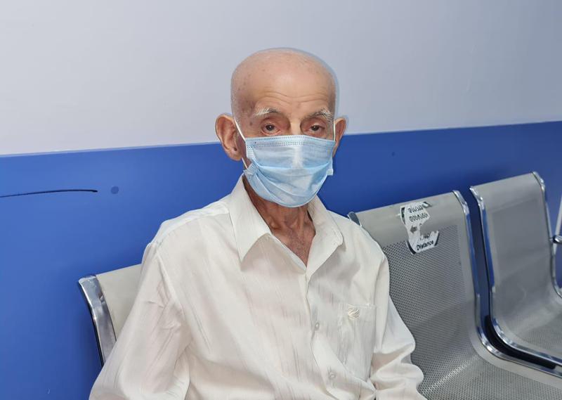 "ვიცრები იმიტომ, რომ არ შემხვდეს კოვიდი და მერე სხვებსაც არ გადავდო" - 90 წლის ტყვიაველი მამაკაცი "სინოფარმით" აიცრა (ფოტო)