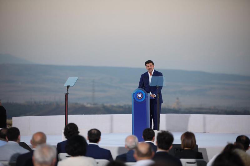 "შეამჩნევდით, რომ პირველ რიგში ერთი სკამი ცარიელია..." - ვის სახსოვრად იყო ცარიელი სკამი კალაძის მერად წარდგენის ცერემონიაზე