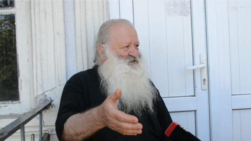 "შენდობას ვითხოვ. იქ რაზე დავაჭირე თითი, აღარც მახსოვს..." - უხამსი ფოტომონტაჟის გაზიარებისთვის მღვდელს მსახურება შეუჩერეს