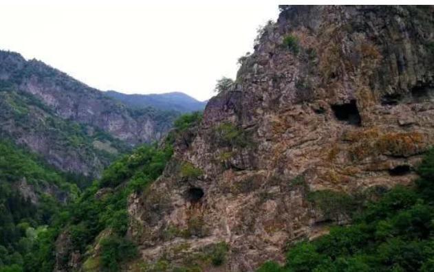 უბედური შემთხვევა ბორჯომში - კლდიდან ქალი გადავარდა და გარდაიცვალა