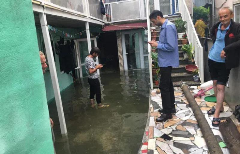 ბათუმში უხვი ნალექის გამო სახლები დაიტბორა