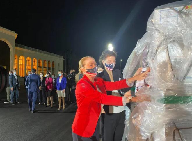 "ეს სიცოცხლის გადამრჩენი ვაქცინა არის მეგობრობის ნიშნად ქართველი ხალხისთვის საჩუქარი ჯო ბაიდენისგან - გთხოვთ, აიცერით!" - კელი დეგნანი
