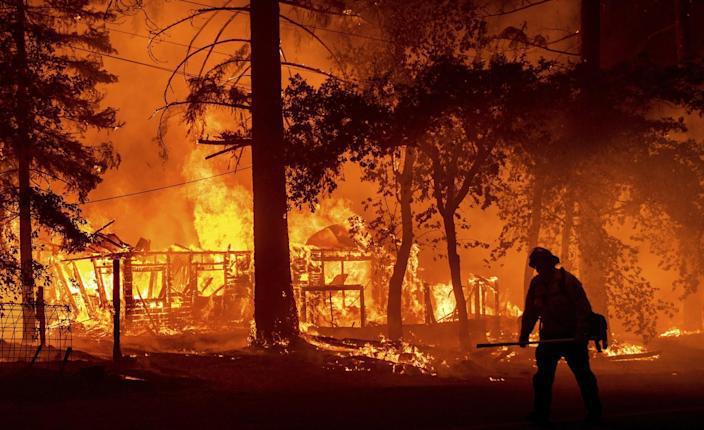 ძლიერი ტყის ხანძარი იტალიის კუნძულ სარდინიაზე - რისკის ზონიდან მოსახლეობის ევაკუაცია მიმდინარეობს (ფოტოები)