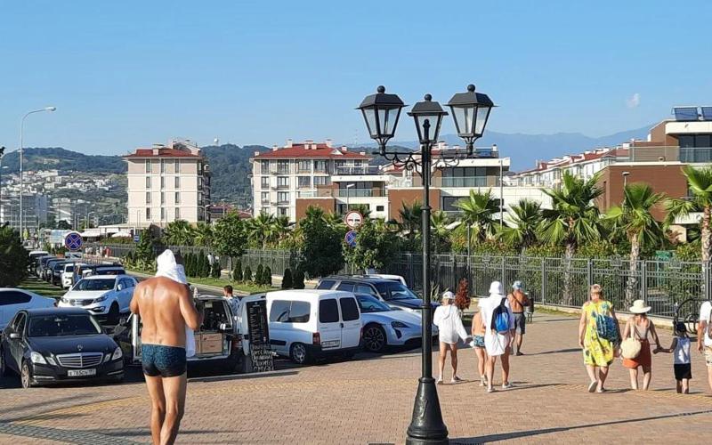 "გონების დაკარგვამდე მთვრალი ხალხი, 90-იანი წლების მსგავსი დისკოთეკები და დაჭაობებული რიწა..." - რას წერს რუსი ბლოგერი აფხაზურ ტურიზმზე?