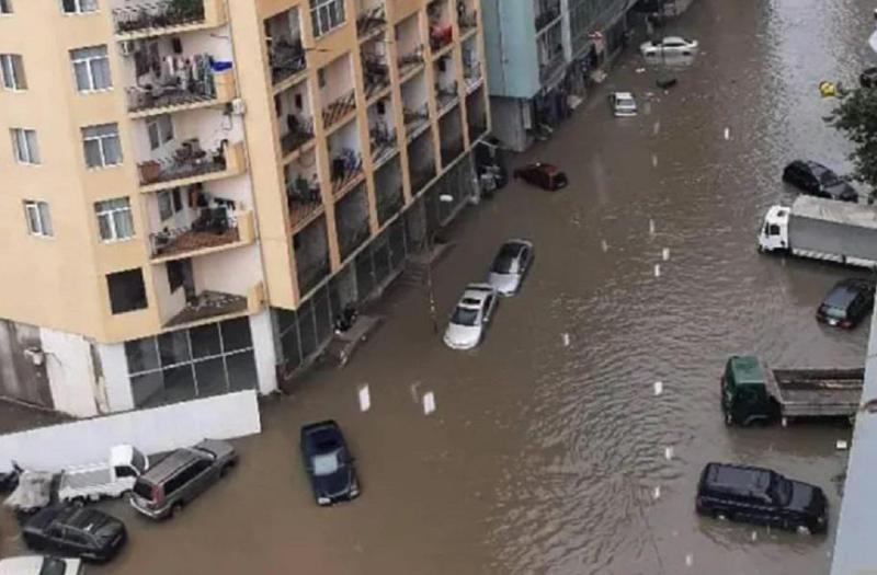 ბათუმში ძლიერი წვიმის შედეგად ქუჩები დაიტბორა - როგორი ვითარებაა ამ დროისთვის ქალაქში