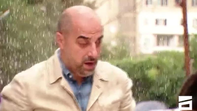 "მთავარი არხის" ჟურნალისტსა და მის რესპონდენტს კორპუსიდან წყალი გადაასხეს (ვიდეო)