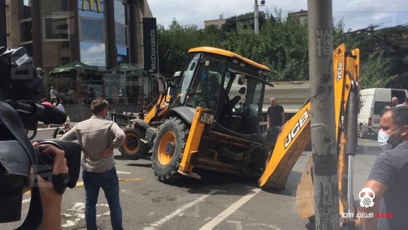 რუსთაველზე ტრაქტორი იმ ორმოში ჩავარდა, რომლის შესაკეთებლადაც ადგილზე მიიყვანეს
