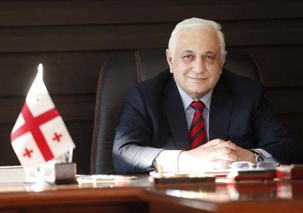 საქართველოს ტექნიკური უნივერსიტეტის რექტორი დავით გურგენიძე  კურსდამთავრებულებს ულოცავს