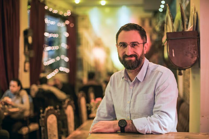 "ჩვენი თანამშრომელი თურქები შესანიშნავად საუბრობენ ქართულად, ერთი ოჯახივით ვართ" - კაფე "გალაკტიონი" სტამბოლის ცენტრში და პოპულარული მწერალი, რომელიც თურქებს ქართულს ასწავლის