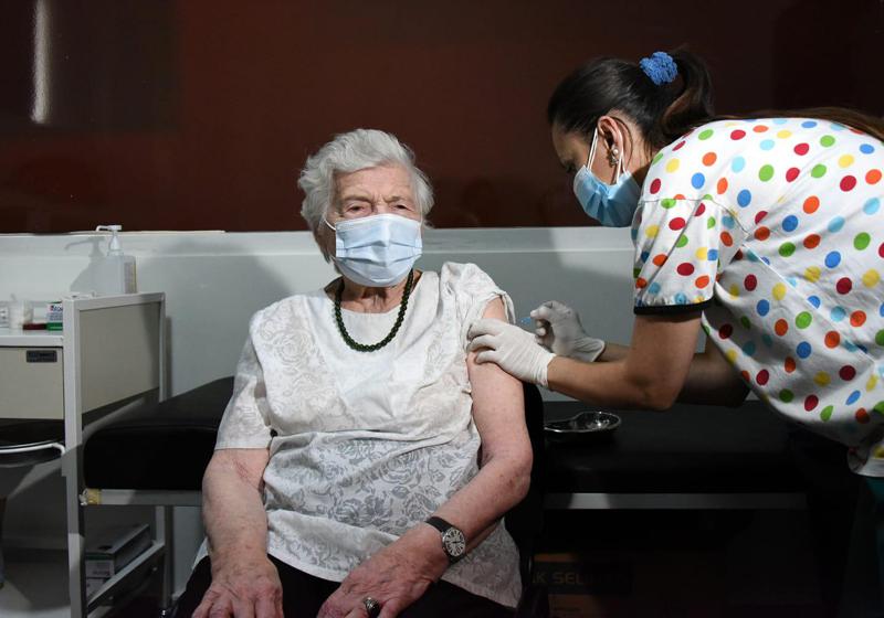 "უნდა გავუფრთხილდეთ ერთმანეთის სიცოცხლეს" - აკადემიკოსი, 95 წლის მზექალა შანიძე კორონავირუსის საწინააღმდეგო ვაქცინით აიცრა