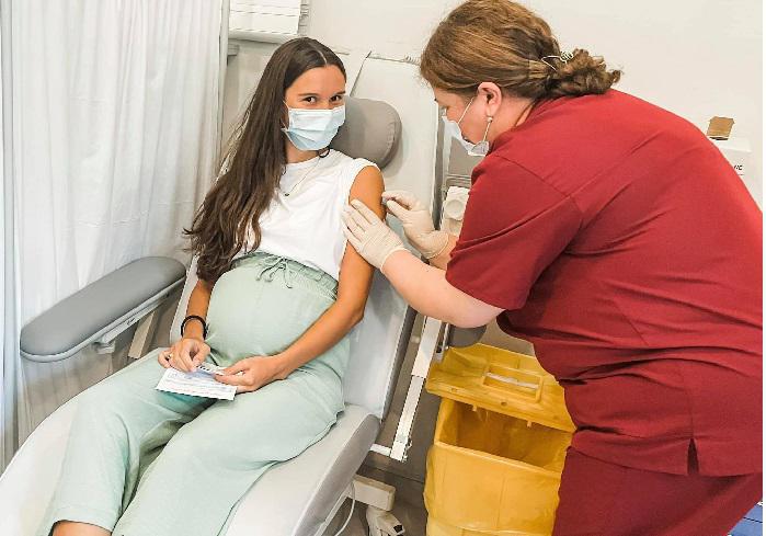 "ამ ინფექციის პრევენციის ყველაზე კარგი საშუალება აცრაა.. ამაზე კარგი დღეს არაფერი არ გვაქვს" - პაატა იმნაძის ორსული შვილი, ტატა იმნაძე "ფაიზერის" ვაქცინით აიცრა