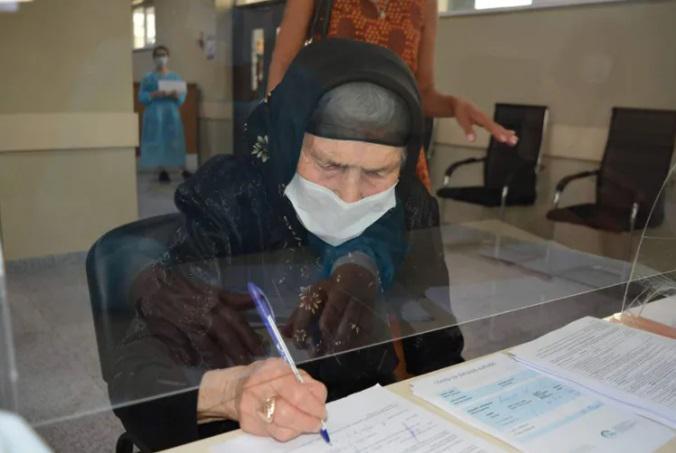 "მესამე პანდემიას მოვესწარი... მჯერა, რომ ვაქცინაცია დამიცავს" - აჭარაში 102 წლის ქალი "ფაიზერით" აიცრა