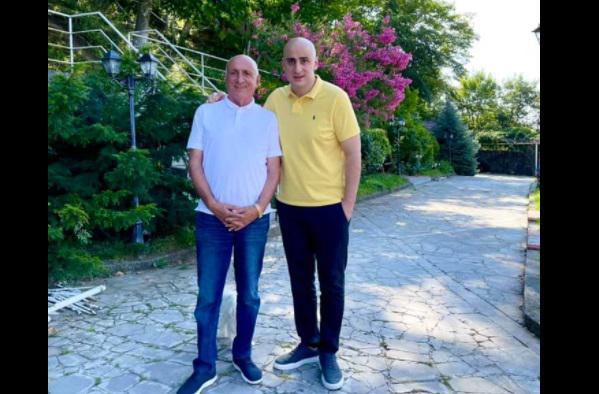 "ოჯახისთვის ნაკლებად ეცალა, სულ პაციენტებთან იყო... გვიან ღამით ვხედავდი სახლში" - რას წერს ნიკა მელია ცნობილ მამაზე, რომელიც დღეს იუბილარია