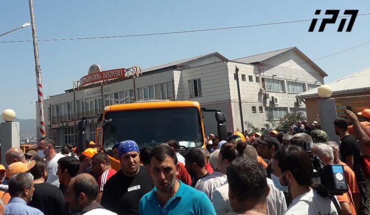 "დილიდან ღამემდე ნაგავში ვართ და ვინ არის ამ ყველაფერზე პასუხისმგებელი?! მოვიდეს ბატონი კალაძე..." - დასუფთავების სამსახურის თანამშრომლები გაიფიცნენ