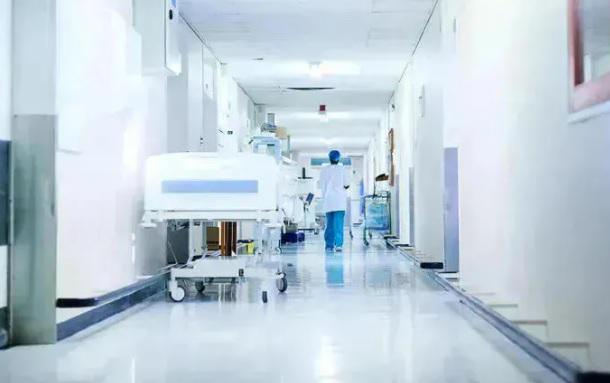 "ჭრილობები აღენიშნებოდა ყელის არეში... თვითდინებით შემოვიდა " - ბორჯომში დაჭრილი მამაკაცი კლინიკაში მისვლის შემდეგ გარდაიცვალა