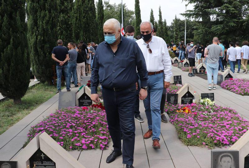 საქართველოს ტექნიკური უნივერსიტეტის რექტორმა, პროფესორმა დავით გურგენიძემ, პროფესორ-მასწავლებლებმა და სტუდენტებმა აგვისტოს ომში დაღუპულთა ხსოვნას პატივი მიაგეს