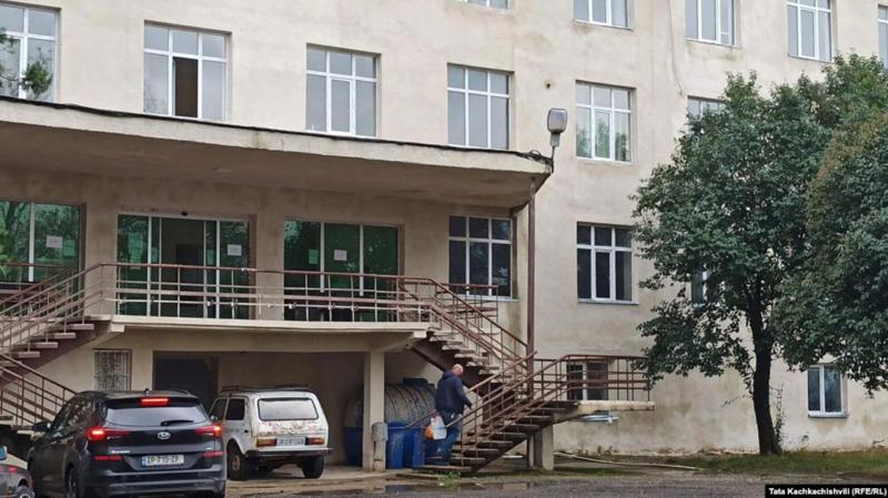 "პაციენტების თქმით, თავი დამანებეთო უთქვამს და გადამხტარა" - რას ყვება კლინიკის ხელმძღვანელი კოვიდპაციენტის შესახებ, რომელიც მეოთხე სართულიდან გადახტა