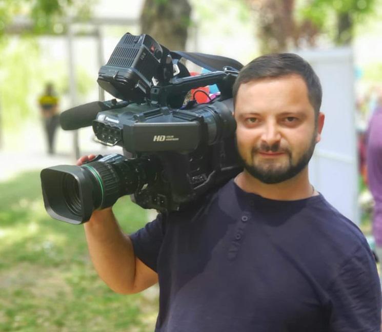 "ბორჯომის ტყის ხანძრისას, მამა რომ მირეკავდა, ვერ ვპასუხობდი, მეტირებოდა. მეგონა, ცეცხლი მთელ ჩემს სამშობლოს ეკიდა" - ტელეოპერატორი, მხატვარი და კულინარი ბექა "მსხვილი პლანით"