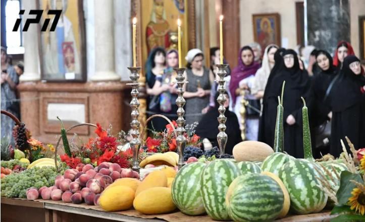 გილოცავთ ფერისცვალებას - რატომ აკურთხებენ ფერისცვალების დღესასწაულზე ტაძრებში ხილს?