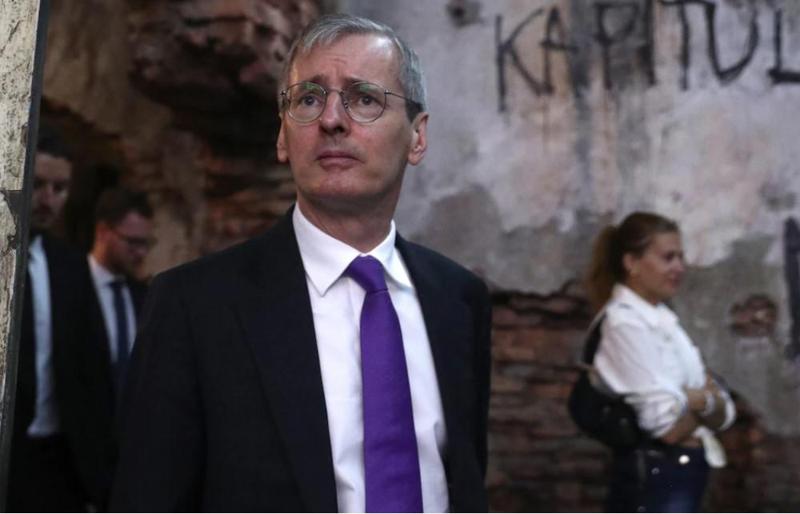 ბრიტანეთის ელჩმა ავღანეთის დატოვებაზე უარი თქვა, ქაბულის აეროპორტში დარჩა და ადგილზე ვიზებს გასცემს