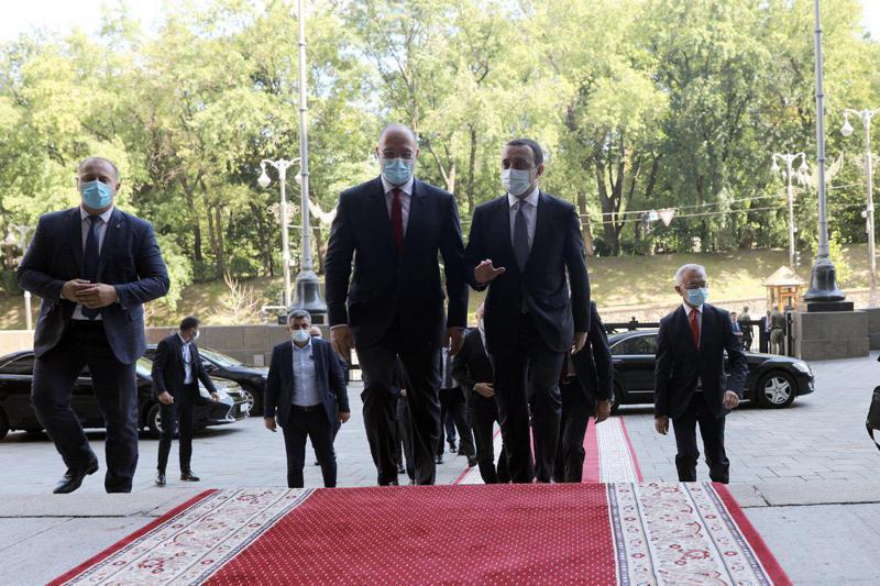 "ტრიოს ფორმატში ჩვენს პარტნიორებს დავუმტკიცოთ, რომ მართლაც, ვიმსახურებთ ევროკავშირისა და ნატოს წევრობას" - მთავარი მესიჯები შმიგალისა და ღარიბაშვილის პრესკონფერენციიდან