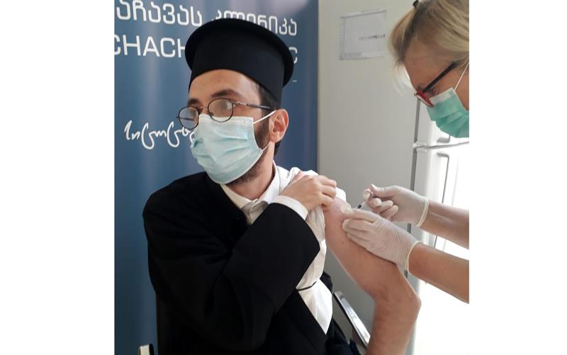 "მადლობა ღმერთს ამ საჩუქრისათვის და მადლობა ყველა მედიკოსს" - მამა ნიკოდიმოსი კორონავირუსის საწინააღმდეგო ვაქცინით აიცრა