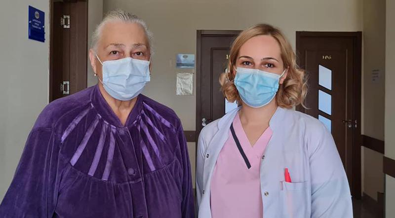 "დარწმუნებული ვარ, რომ ვაქცინაციამ გადამარჩინა" - რას ყვება 75 წლის კოვიდინფიცირებული ქალი, რომელმაც კლინიკა დღეს დატოვა და რას აცხადებს მისი მკურნალი ექიმი