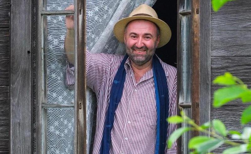 "მსგავსი ამბავი მარტო კინოში თუ მინახავს, მგონი იქაც არა: პატარძალმა გვირგვინი და ფატა მოიხსნა, ბუჩქზე მიაკიდა და წავიდა. ყველა დაიბნა, დადუმდა... " - რას წერს ზურა შევარდნაძე