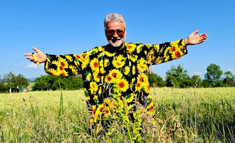 "ჩემს ყოფილ მეუღლეებთან იდეალური ურთიერთობა მაქვს: საჩუქრებს ვუგზავნი..." - რას ამბობს გია ჯაჯანიძე პირად ურთიერთობებზე, პროფესიასა და განსხვავებულ სტილზე