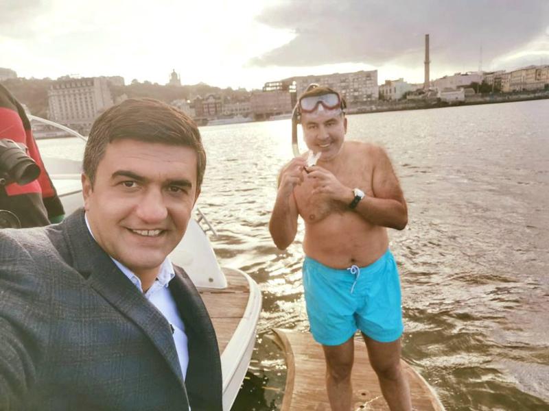 "ორი მიშა ტანსაცმლით და ტანსაცმლის გარეშე" - რა ფოტოებს აქვეყნებს მიხეილ სააკაშვილი დნეპრის სანაპიროდან?