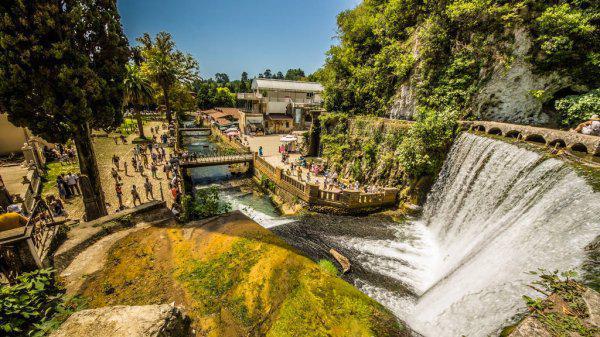 "შენს სიწმინდეში ვიღაც ისაქმებს და შენიშვნის მიცემის უფლებაც არ გაქვს... მონასტერში მთვრალი მოდიან, წყვილები უხამსად იქცევიან" - აფხაზი ბერები რუსი ტურისტების წინააღმდეგ