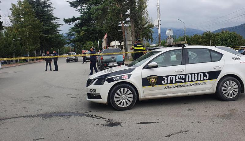 "ჩემი შვილი ბანკის მოლარეა, შიგნით არის, ზოგიერთმა თანამშრომელმა მოასწრო გამოსვლა, ფანჯრიდან გადმოხტნენ" - ყვარელში "საქართველოს ბანკის" ერთ-ერთი თანამშრომლის მამა