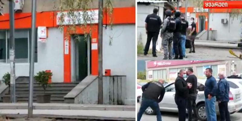 "რომ შემოვიდა, შავი სათვალე და შავი პირბადე ეკეთა... აგრესიული არ იყო და ყველას ყველაფრის უფლებას აძლევდა" - ყვარელში, ბანკში მძევლად აყვანილი მომხდარის დეტალებს იხსენებს