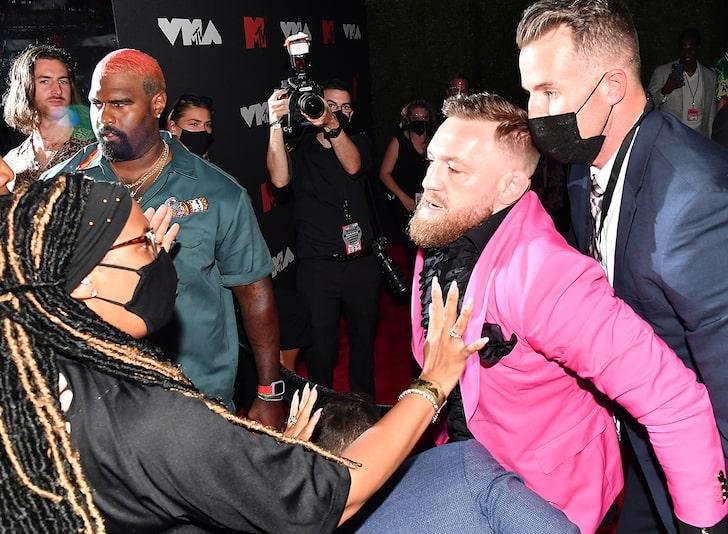 ჩხუბი ყველაზე მშვიდობიან ცერემონიაზე: კონორ მაკგრეგორმა ცნობილ რეპერს ჯერ სასმელი შეასხა და შემდეგ კი მისი ცემა სცადა (ვიდეო)