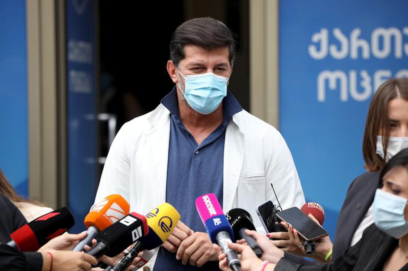 "საკმაოდ ბევრი სახლი აქვთ, თქვენც მიგიღებენ და გაცხოვრებენ, თუ სურვილი გექნებათ" - კახა კალაძე ჟურნალისტს ორხევის დასახლებაში სახლების დემონტაჟზე