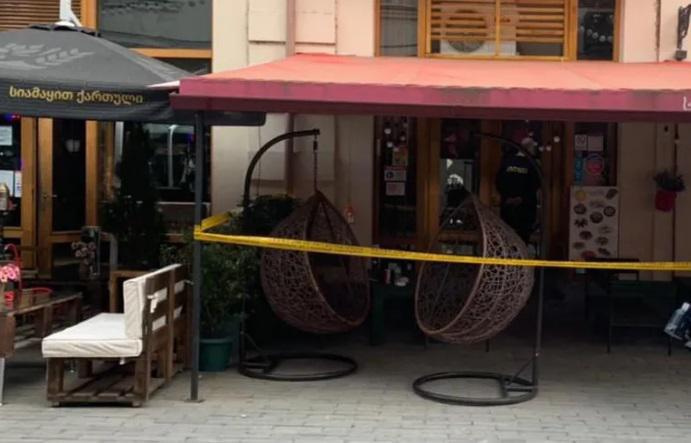 ახალ აღმაშენებელზე, ერთ-ერთ კაფე-ბართან ამ წუთებში პოლიციაა მობილიზებული