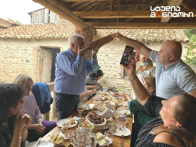 ამირან გამყრელიძე ხალხმრავალ სუფრასთან სასმელს კრამიტიდან სვამს - რა ფოტოებს ავრცელებს სტუდია "მონიტორი"